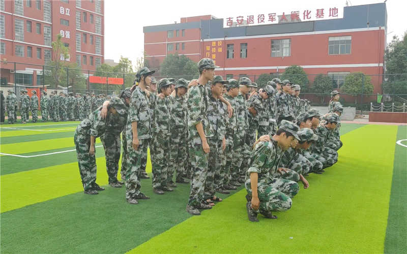 吉安市理工技工學校2021級新生國防素養(yǎng)教育訓練活動